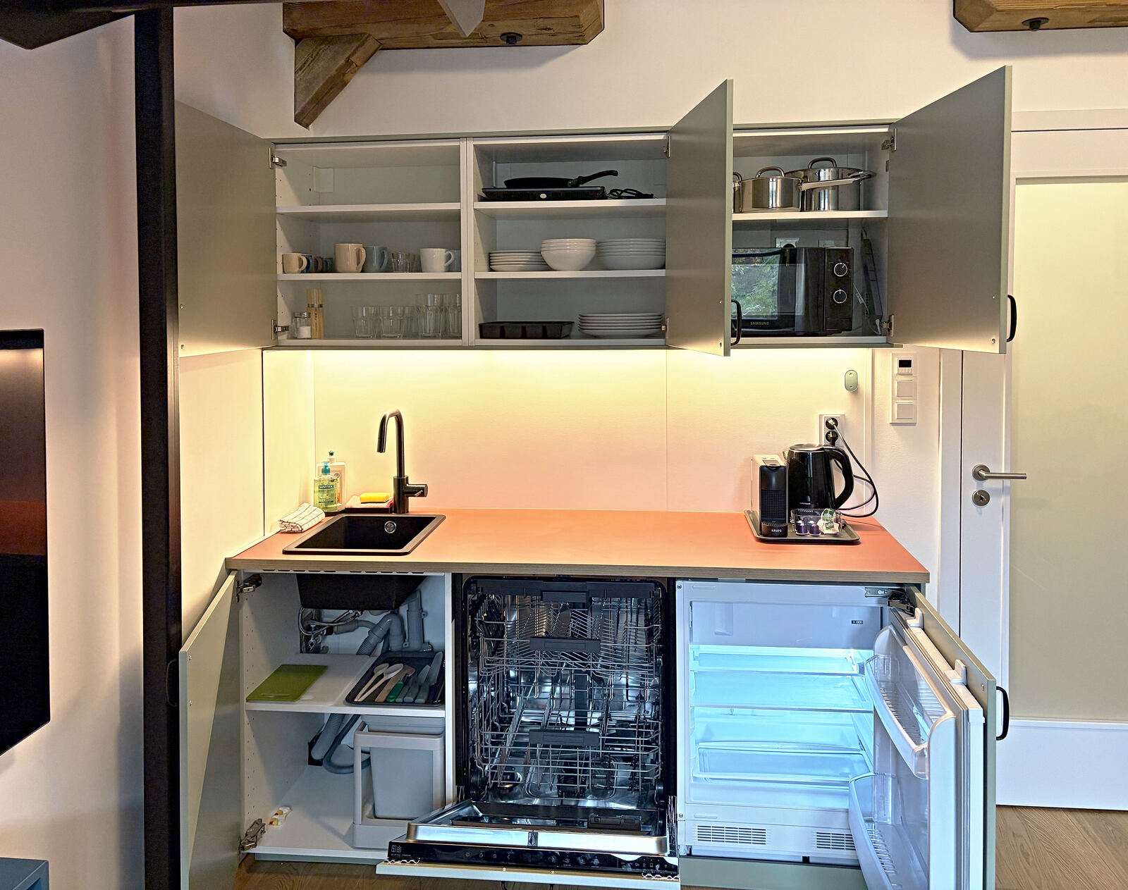 Kitchenette: dishwasher, fridge, hob, cookware
