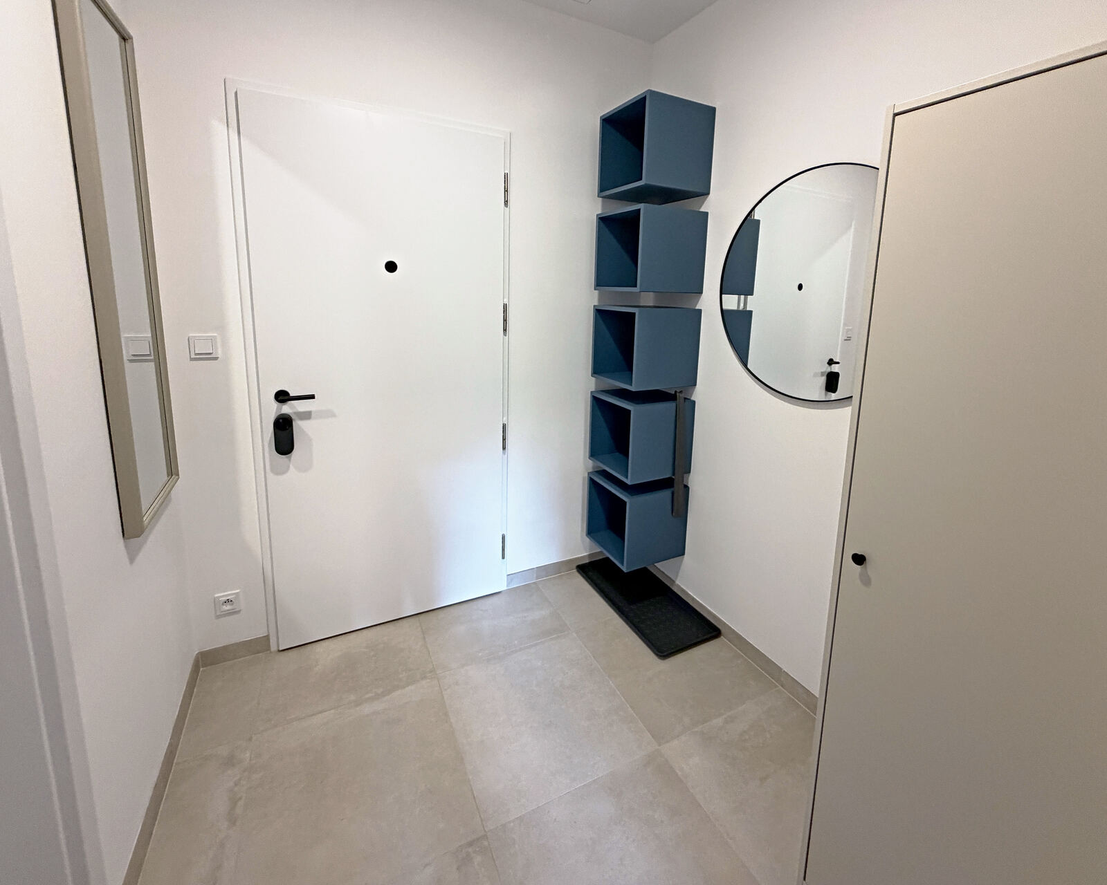 Entrance with a smart lock – no key handover