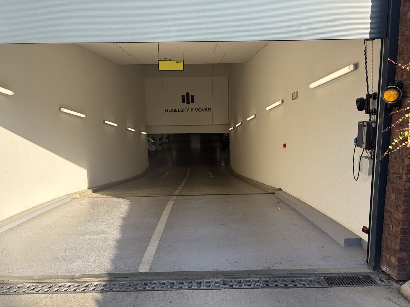 The ramp takes you down to level −1. Follow the PARKING 2.PP signs to the next r
