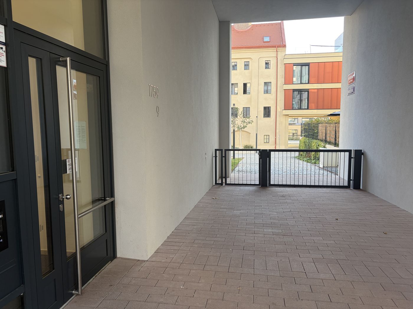 You come out through the entrance Mužíkova 1759/9. Turn left through the passage