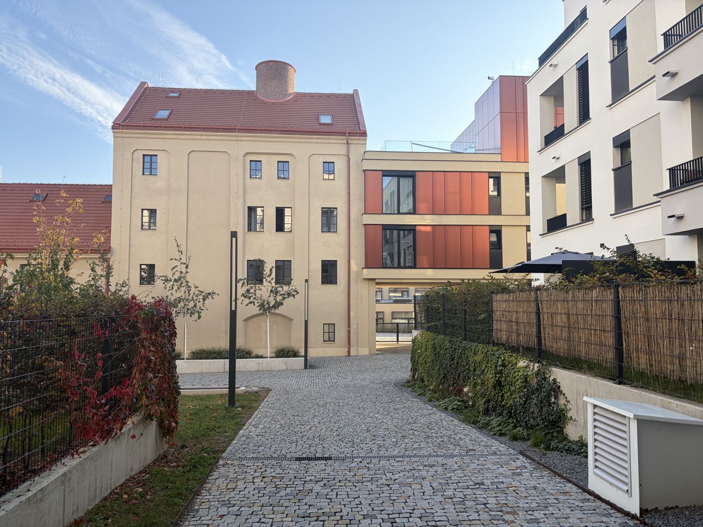 You come out through the entrance Mužíkova 1759/9. Turn left through the passage