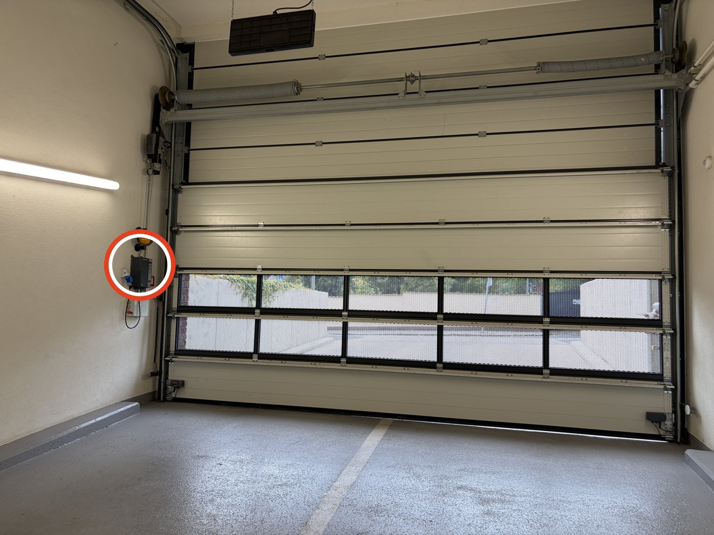 Tip: the garage door can also be opened from inside without the remote – with th