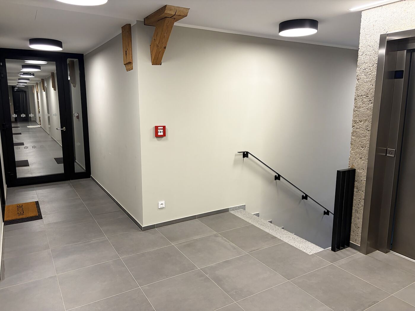 On the 2nd floor turn right. The apartment is behind the glass doors on your rig