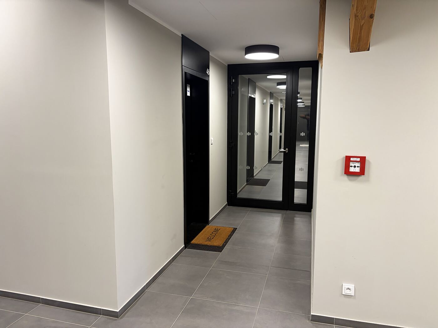 On the 2nd floor turn right. The apartment is behind the glass doors on your rig