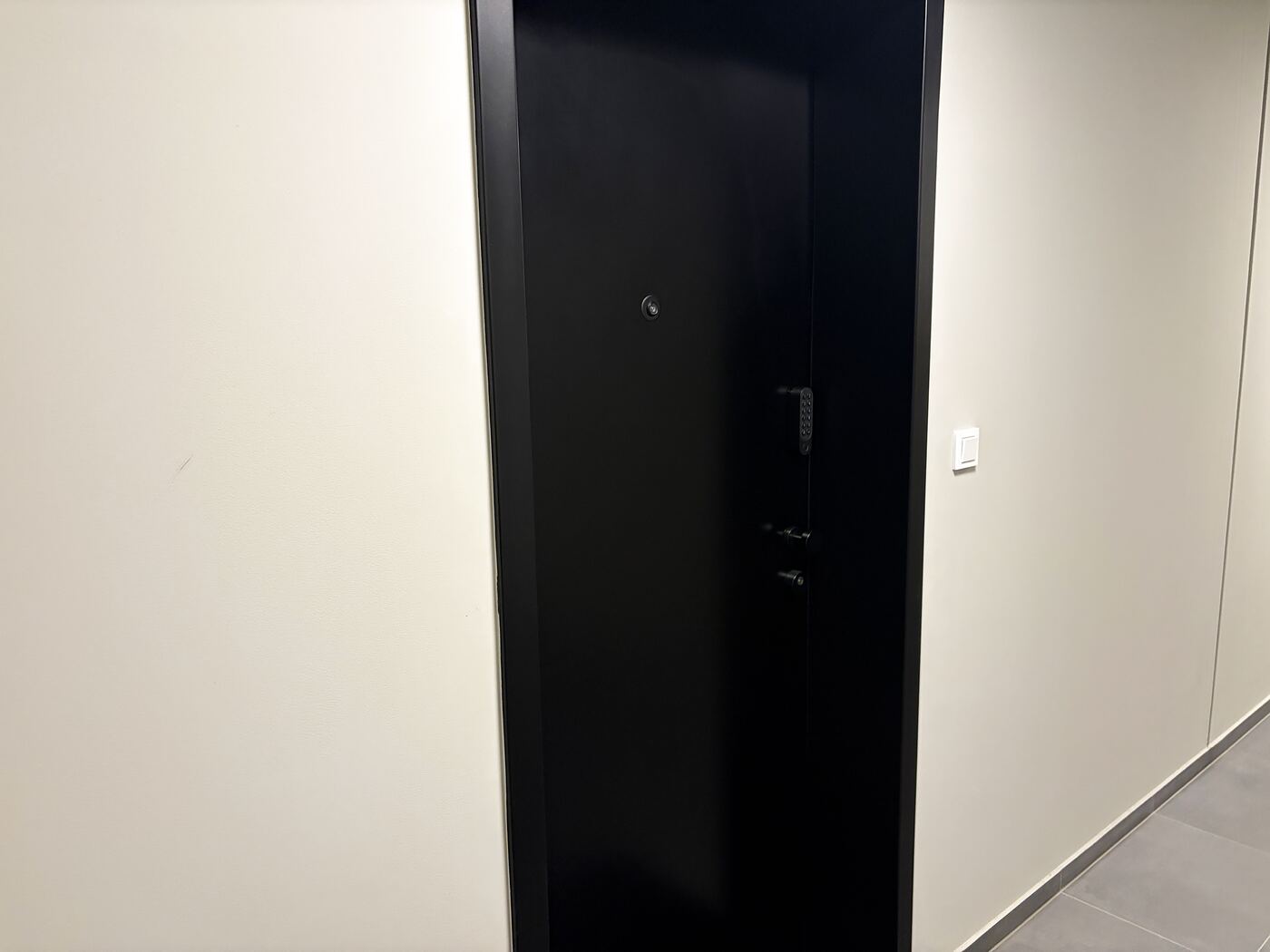 On the 2nd floor turn right. The apartment is behind the glass doors on your rig